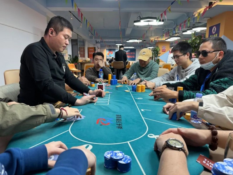 【APT扑克】汕头南湾杯｜66今日不太6，金刚撞车同花顺，恭喜王士元140.5W记分牌斩获主赛Day2CL!